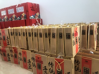 欢度中秋 共享团圆——华迪塑胶向员工发放中秋月饼礼盒